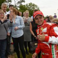 Felipe Massa posa con los fans