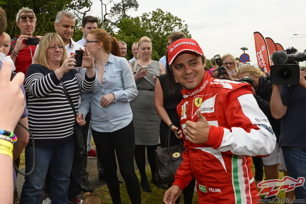 Felipe Massa posa con los fans