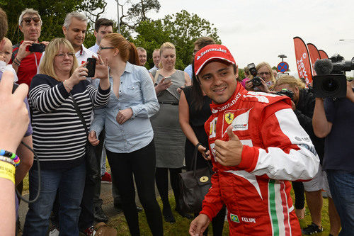 Felipe Massa posa con los fans