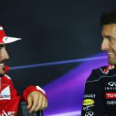 Fernando Alonso y Mark Webber, juntos en la rueda de prensa