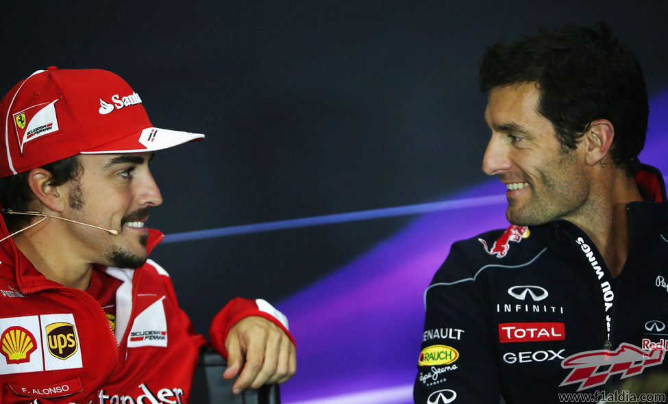 Fernando Alonso y Mark Webber, juntos en la rueda de prensa