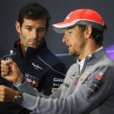Jenson Button y Mark Webber hablan en la rueda de prensa de la FIA