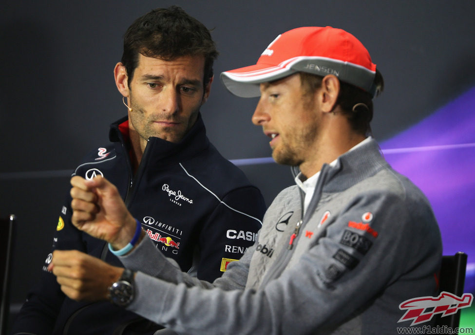 Jenson Button y Mark Webber hablan en la rueda de prensa de la FIA