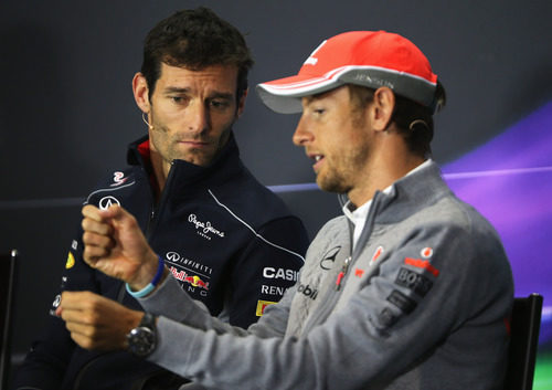 Jenson Button y Mark Webber hablan en la rueda de prensa de la FIA