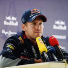 Sebastian Vettel atiende a la prensa en Silverstone