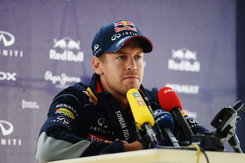 Sebastian Vettel atiende a la prensa en Silverstone