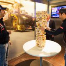 Daniel Ricciardo y Jean-Eric Vergne se entretienen jugando al Jenga