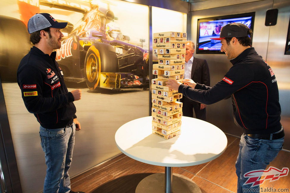 Daniel Ricciardo y Jean-Eric Vergne se entretienen jugando al Jenga