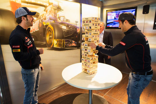 Daniel Ricciardo y Jean-Eric Vergne se entretienen jugando al Jenga