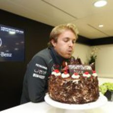 Nico Rosberg sopla las velas de su tarta de cumpleaños en Silverstone