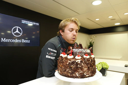 Nico Rosberg sopla las velas de su tarta de cumpleaños en Silverstone