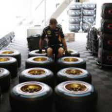 Un mecánico de Lotus inspecciona los neumáticos de lluvia de Pirelli