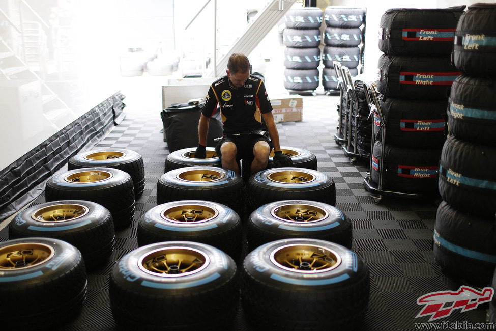 Un mecánico de Lotus inspecciona los neumáticos de lluvia de Pirelli