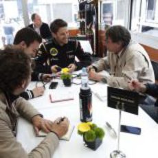 Romain Grosjean atiende a los medios en el paddock de Silverstone