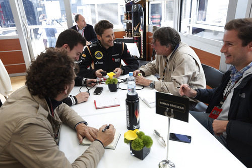 Romain Grosjean atiende a los medios en el paddock de Silverstone