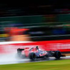 Daniel Ricciardo rueda con los neumáticos de lluvia extrema para rodar en Silverstone