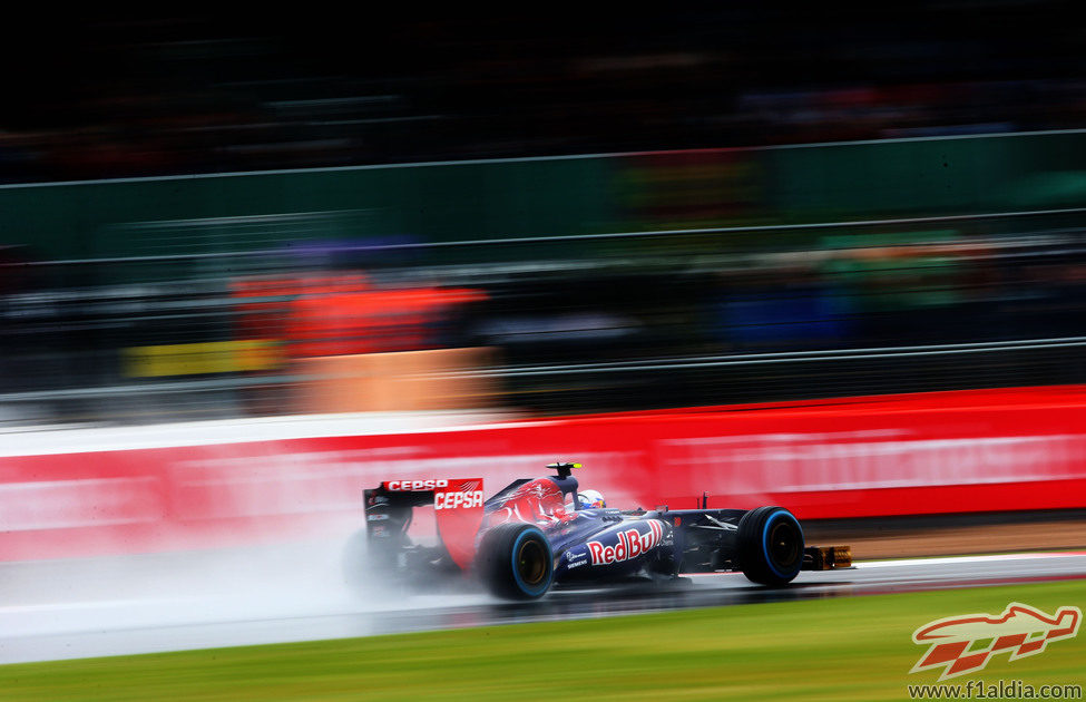 Daniel Ricciardo rueda con los neumáticos de lluvia extrema para rodar en Silverstone