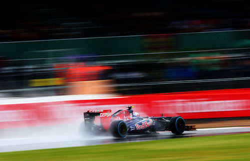 Daniel Ricciardo rueda con los neumáticos de lluvia extrema para rodar en Silverstone
