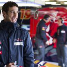 Daniel Ricciardo sonriente en su 'box'