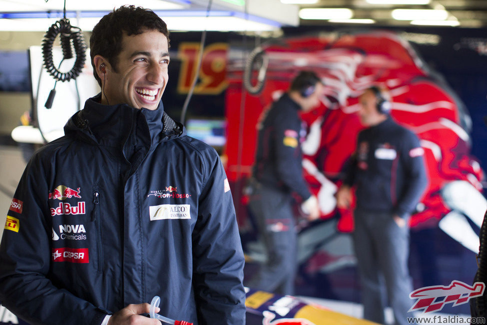 Daniel Ricciardo sonriente en su 'box'