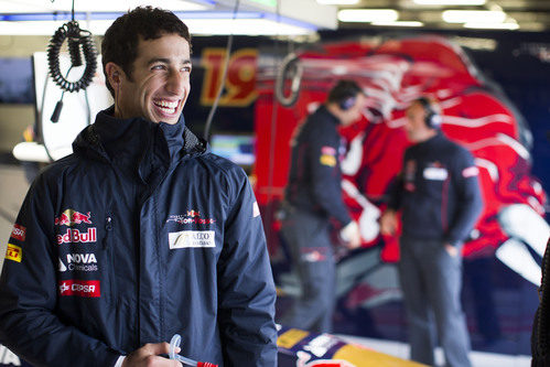 Daniel Ricciardo sonriente en su 'box'