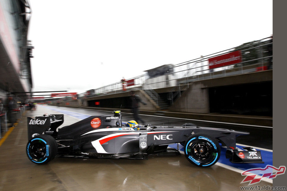 Esteban Gutierrez sale del box de Sauber en Silverstone
