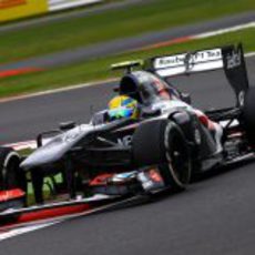 Esteban Gutiérrez con el Sauber en una de las curvas de Silverstone