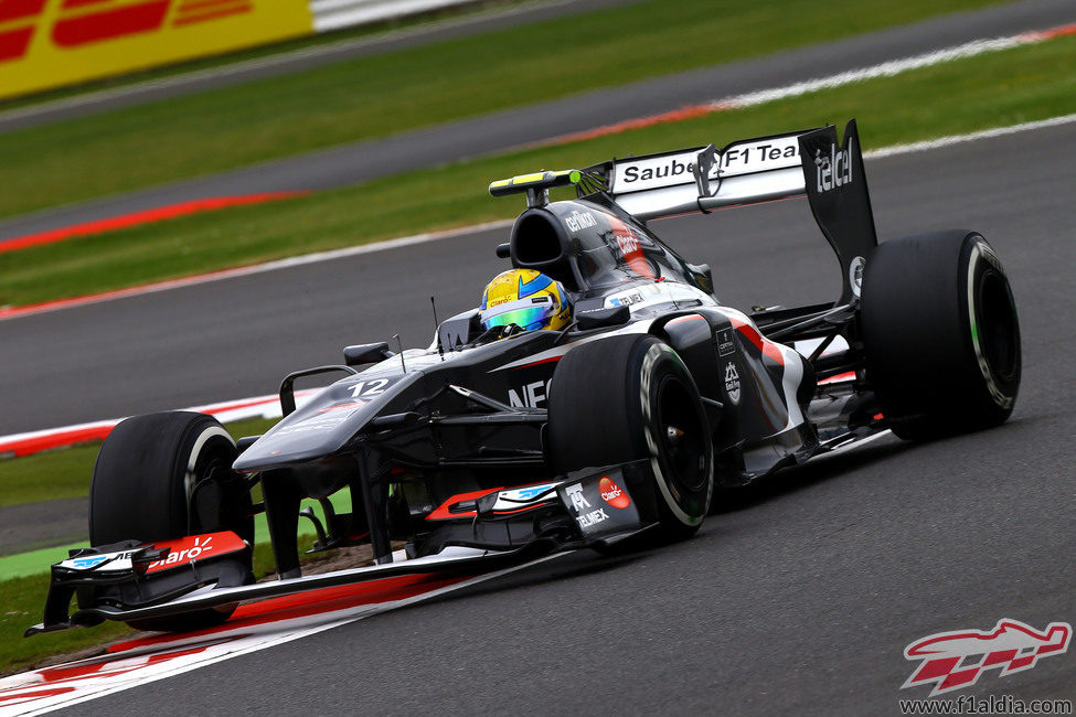 Esteban Gutiérrez con el Sauber en una de las curvas de Silverstone