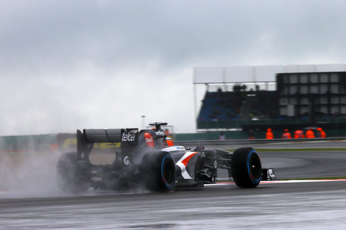 Nico Hülkenberg pelea con el monoplaza sobre un complicado asfalto