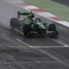 Giedo Van der Garde sobre la pista mojada