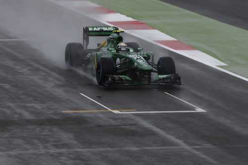 Giedo Van der Garde sobre la pista mojada