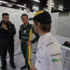 Charles Pic y Giedo Van der Garde conversan en el box