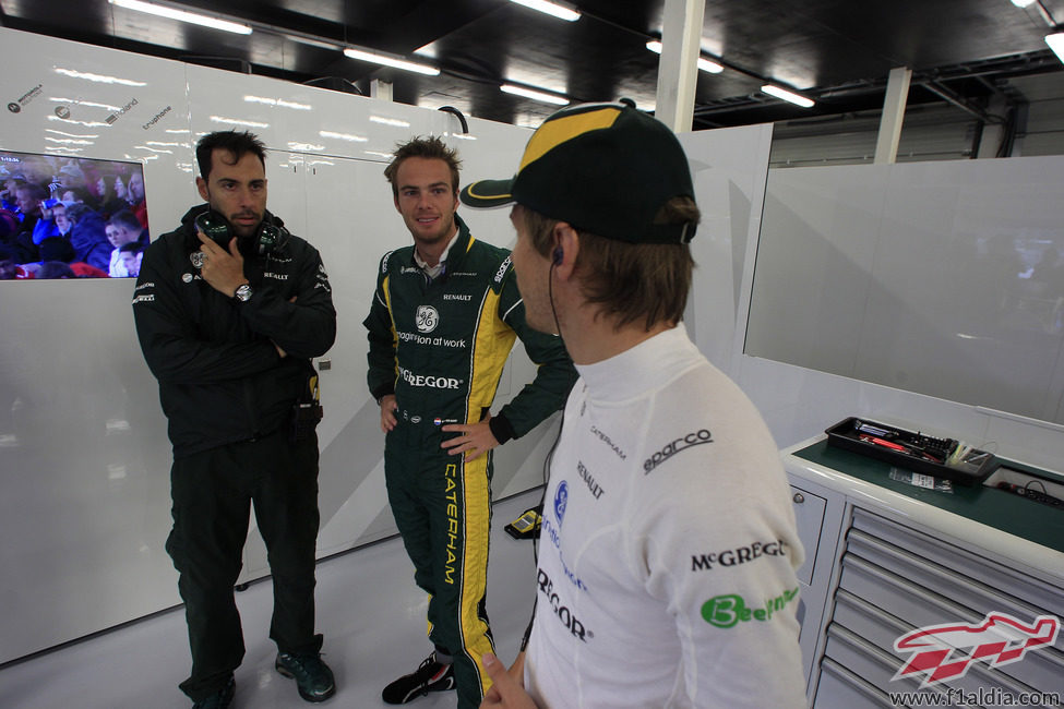 Charles Pic y Giedo Van der Garde conversan en el box