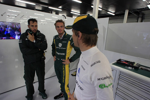 Charles Pic y Giedo Van der Garde conversan en el box