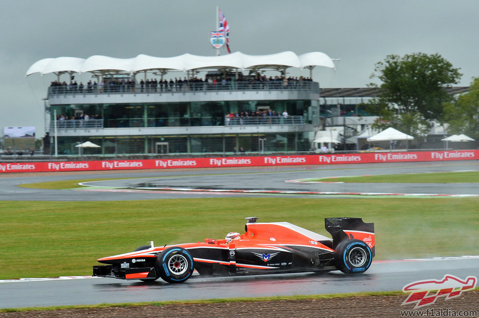 Jules Bianchi se mantiene en pista con neumáticos de lluvia extrema