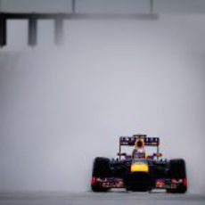 Sebastian Vettel a los mandos de su RB9 por el mojado trazado de Silverstone