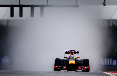 Sebastian Vettel a los mandos de su RB9 por el mojado trazado de Silverstone