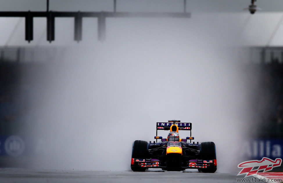 Sebastian Vettel a los mandos de su RB9 por el mojado trazado de Silverstone