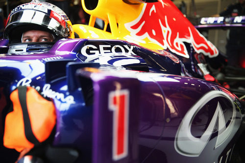 Sebastian Vettel concentrado dentro de su RB9