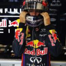 Sebastian Vettel se ajusta el casco elegido para disputar el GP de Gran Bretaña