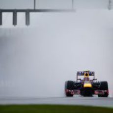 Mark Webber exprime su Red Bull con un juego de neumáticos de lluvia extrema