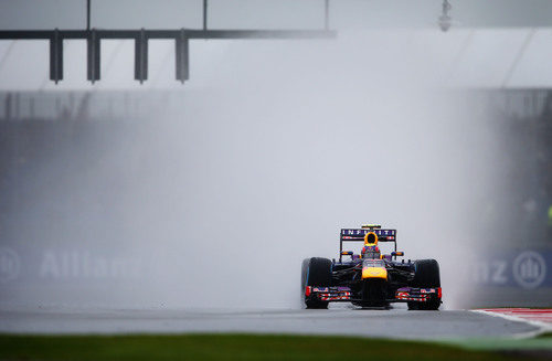 Mark Webber exprime su Red Bull con un juego de neumáticos de lluvia extrema