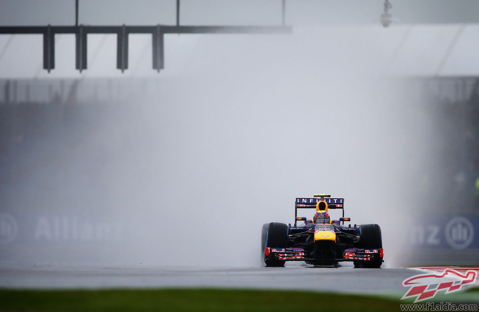 Mark Webber exprime su Red Bull con un juego de neumáticos de lluvia extrema