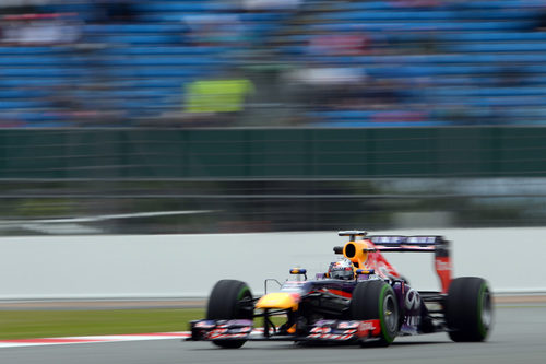 Sebastian Vettel monta los intermedios en su tanda con el RB9