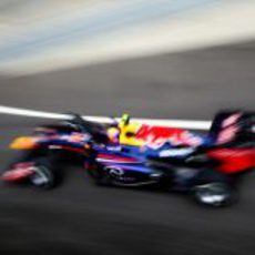 Mark Webber sale del 'pit-lane' de Silverstone