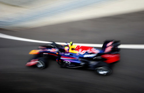 Mark Webber sale del 'pit-lane' de Silverstone