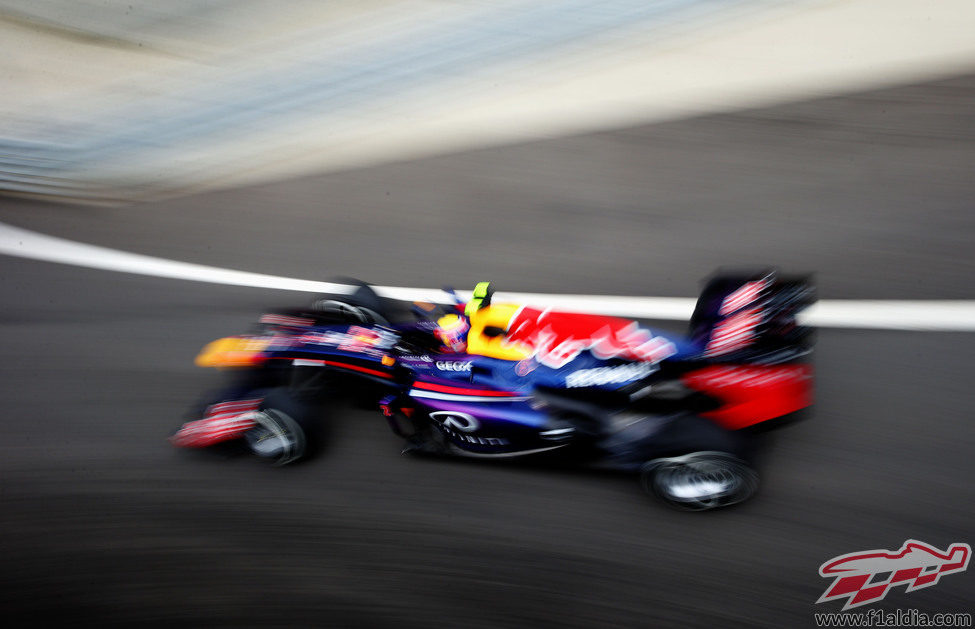 Mark Webber sale del 'pit-lane' de Silverstone