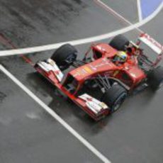 Felipe Massa sale del 'pit-lane' con su F138