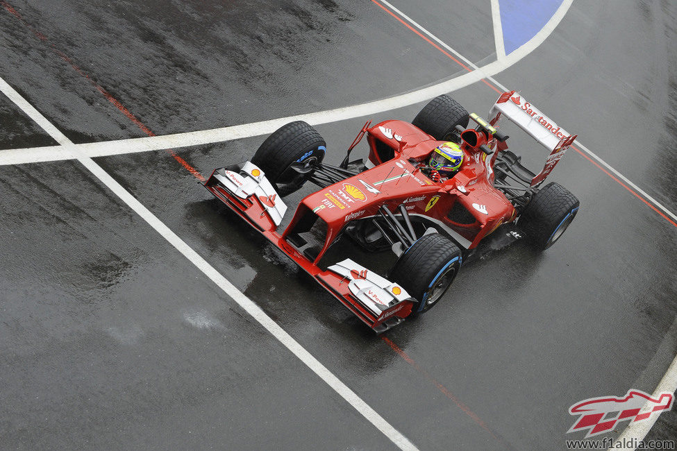 Felipe Massa sale del 'pit-lane' con su F138