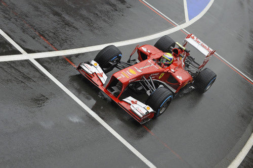 Felipe Massa sale del 'pit-lane' con su F138
